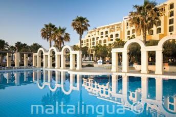 La piscina all'aperto del Hilton di St Julians, Malta