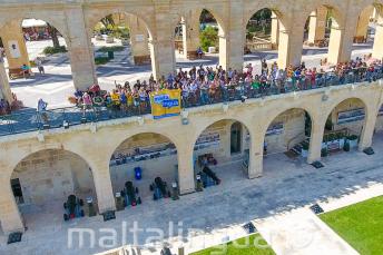 GLi studenti di Maltalingua salutano dall'Upper Barrakka a Valletta