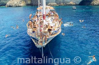 Studenti in gita in barca a Malta si preparano a tuffarsi in mare