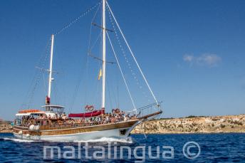 La barca di Maltalingau durante la navigazione per Comino
