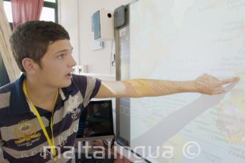 Uno studente in classe indica una mappa