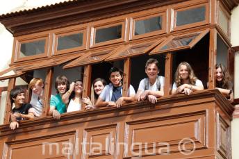 Studenti nel balcone della scuola