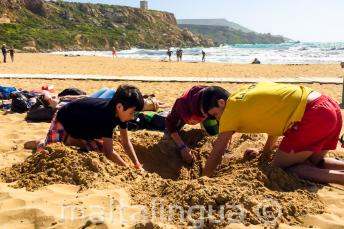 Gli animatori e i bambini giocano con la sabbia
