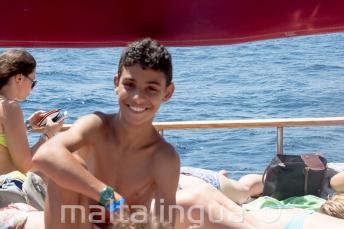 Uno studente del programma per bambini durante una gita scolastica in barca
