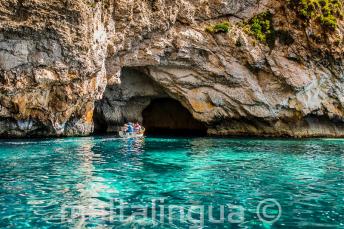 L'acqua azzurra di Blue Grotto, Malta..