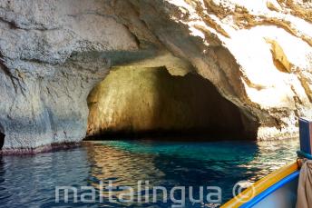 Dentro le grotte di Blue Grotto.