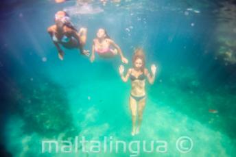 3 amici nuotano sotto acqua