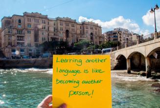 Imparare un'altra lingua è come diventare un'altra persona. Balluta Bay, St Julians
