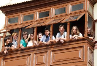 Studenti nel balcone della scuola