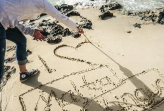 Gli studenti scrivono sulla sabbia