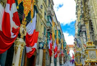 Una strada a La Valletta decorata con bandiere