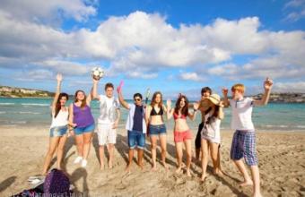 Giovani studenti in spiaggia