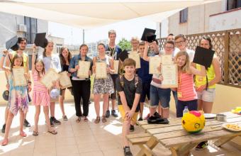 Un gruppo di studenti che a finito con successo il corso di inglese