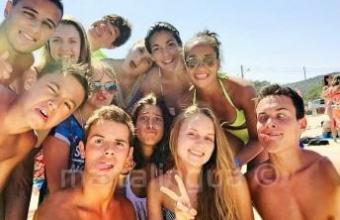 Gli studenti fanno smorfie divertenti in spiaggia