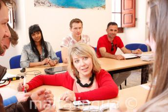 Un insegnante insegna inglese agli studenti di Maltalingua