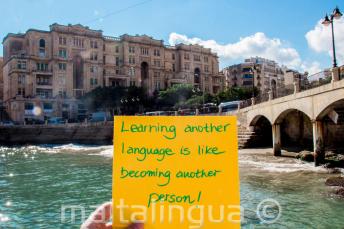 Imparare un'altra lingua è come diventare un'altra persona. Balluta Bay, St Julians