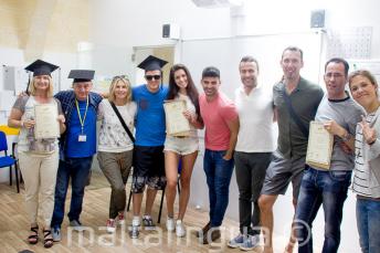 Gli studenti ricevono i certificati di fine corso