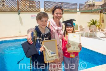 Una mamma con i suoi 2 bambini che hanno completato un corso di lingua