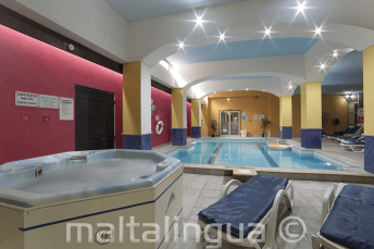 La piscina coperta nel residence di Maltalingua