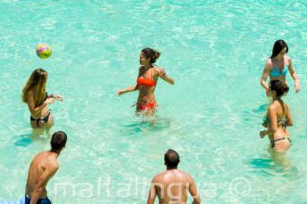 Gli studenti giocano a pallavolo nella Blue Lagoon, Malta