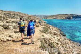 Gli studenti fanno una passeggiata nella Blue Lagoon