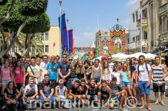 Gli studneti a una festa nazionale a Malta