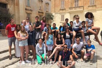 Gli studenti seduti nei cannoni di Mdina