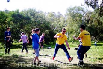 Gli studenti giocano al parco Kennedy Grove vicino al residence della scuola