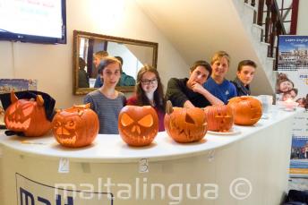 Gli studenti con le zucche di halloween alla reception della scuola