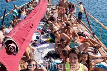 Gli studenti prendono il sole sul ponte della barca