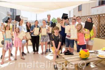 Un gruppo di studenti che a finito con successo il corso di inglese