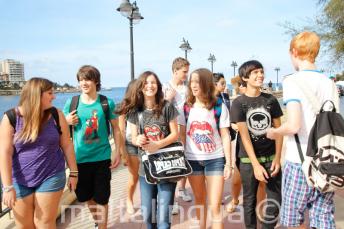 Gli studneti passeggiano insieme a St Julians Bay