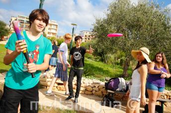 Gli studenti giocano a baseball e frisbee nel parco del residence