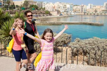 I bambini passeggiano con gli insegnanti