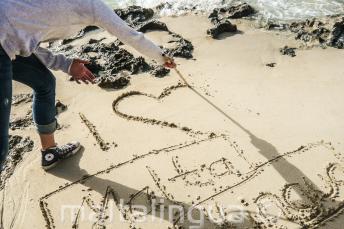 Gli studenti scrivono sulla sabbia