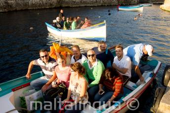 Gli studenti pronti per una gita in barca a Blue Grotto.