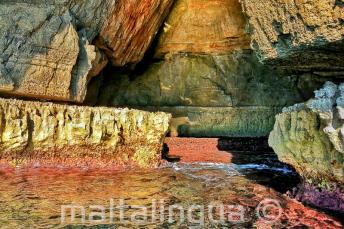 Colori vivaci dell'acqua di Blue Grotto