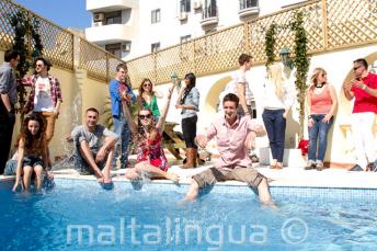 Gli studenti si rifrescano in piscina