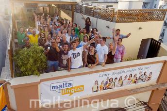 Gli studenti sul terrazzo salutano