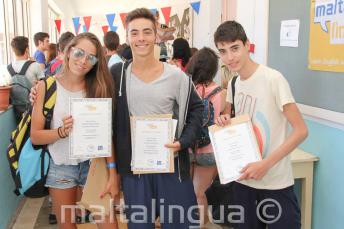 3 studenti con i loro certificati di fine corso