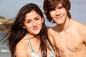 Studenti in spiaggia posano per una foto