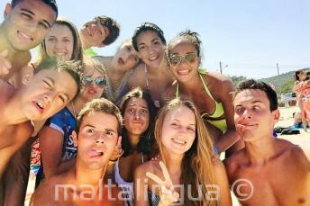 Gli studenti fanno smorfie divertenti in spiaggia