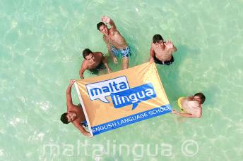 Bambini in gita alla Blue Lagoon a Malta