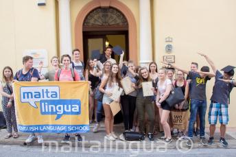 Foto di gruppo con i certificati a Maltalingua