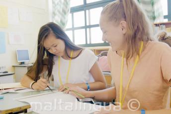 2 studentesse si aiutano in inglese