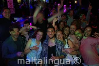 Un gruppo studenti in discoteca a Paceville