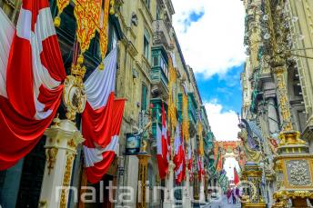 Una strada a La Valletta decorata con bandiere