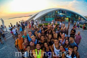 Gli studenti di inglese a una festa a Cafe del Mar