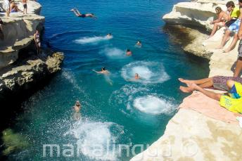 Gli studneti nuotano a St Peter's Pool