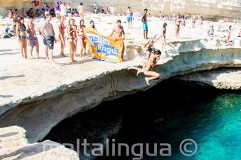 La scuola di Maltalingua salta nel mare di St Peter's Pool